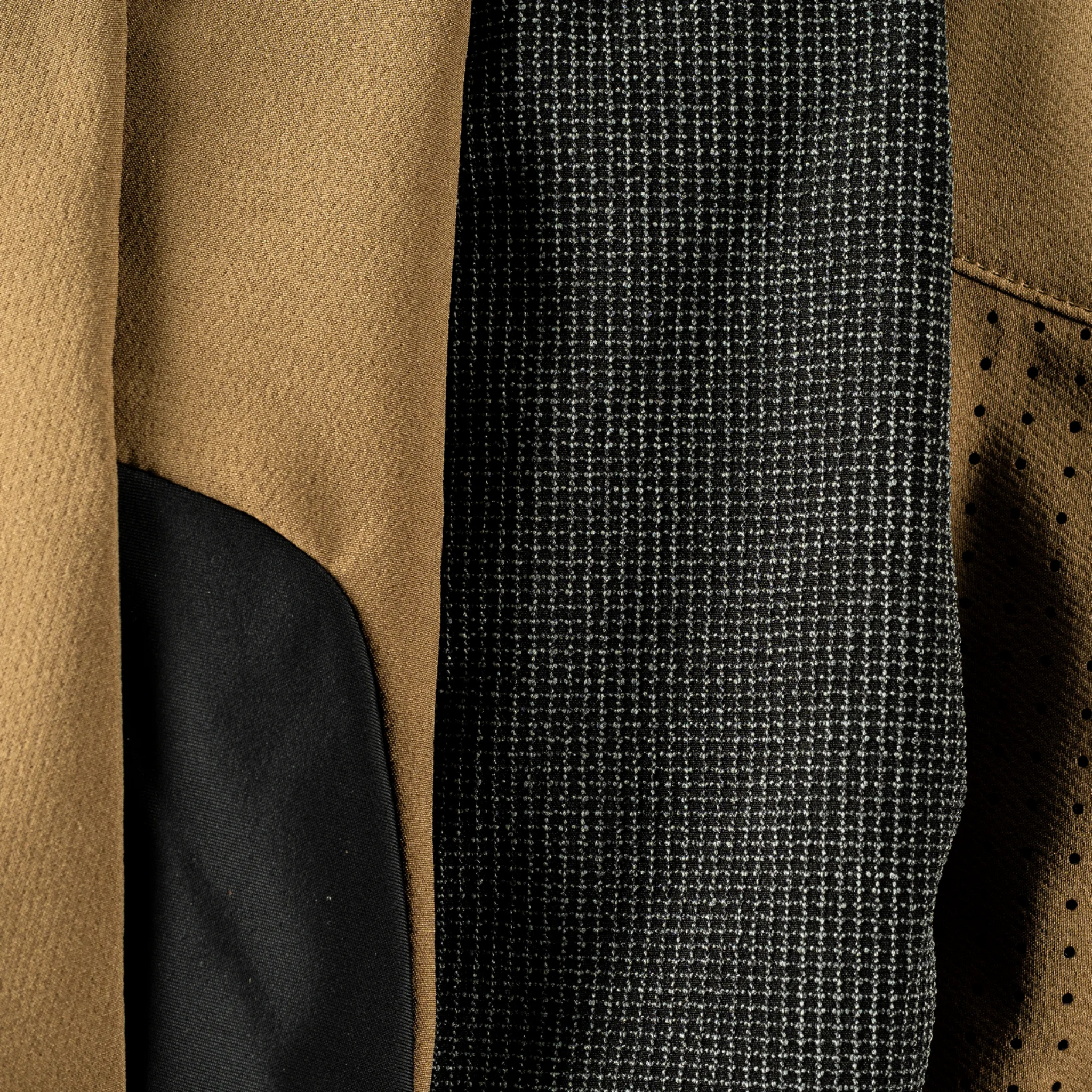 Close-up of the floating elastic waistband and moto-style buckle on the Leatt MTB Gravity 4.0 Junior Pants